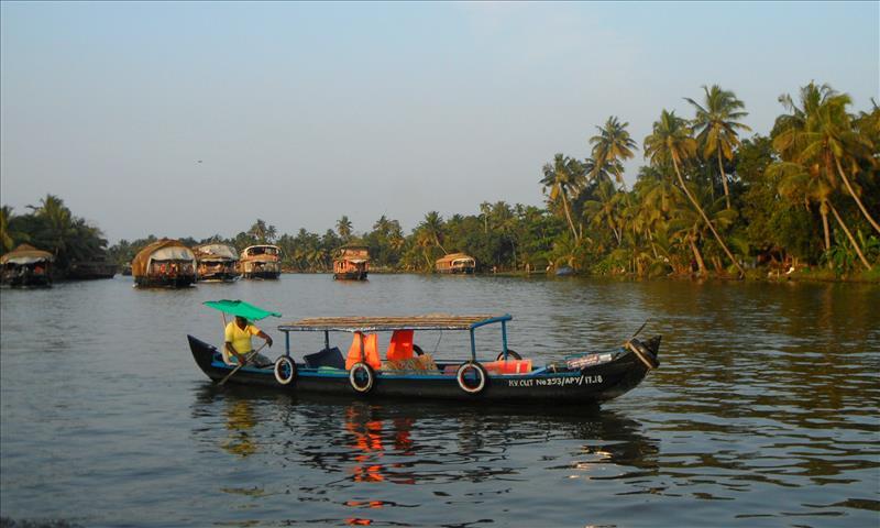 alleppey-canoe-houseboats,-vembanad-lagoon-kerala-backwaters-india