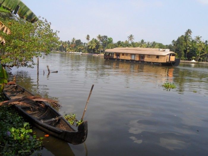 alleppey-kainakari-island-canoe-houseboat-kerala-backwaters-india