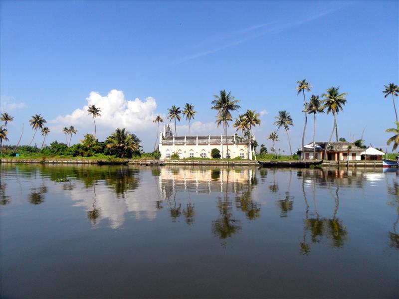 alleppey-lagoon-kerala-backwaters-india