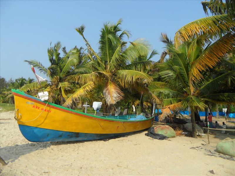 alleppey-marari-beach-boat-kerala-india