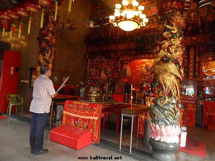 altar_chinese_temple_kuching_borneo