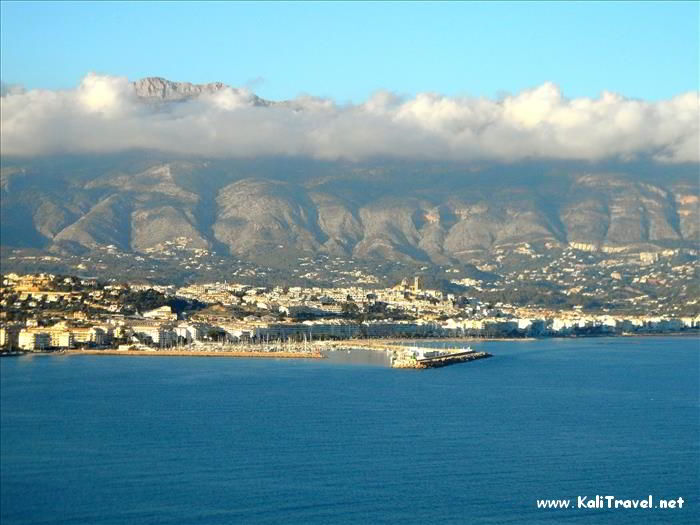 Altea es un pintoresco pueblo blanco en el litoral de La Costa Blanca.