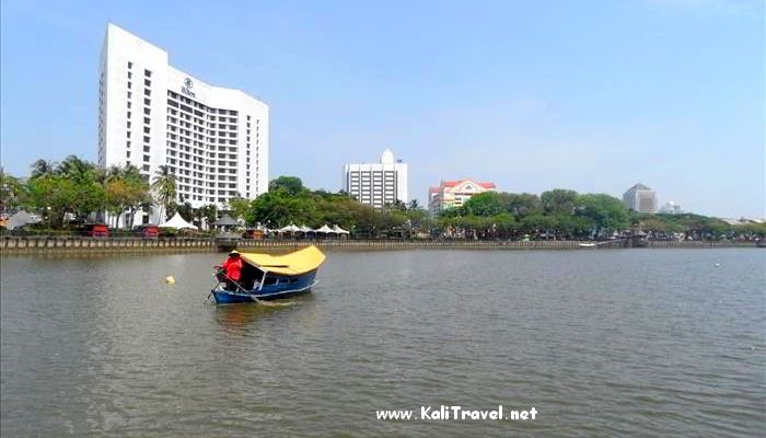 boatman_sarawak_river_hilton_kuching_borneo