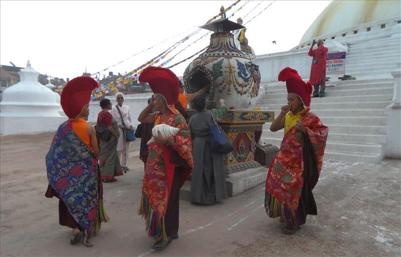 buddhist-conch-shell-ritual-buddhanath-stupa-kathmandu-nepal