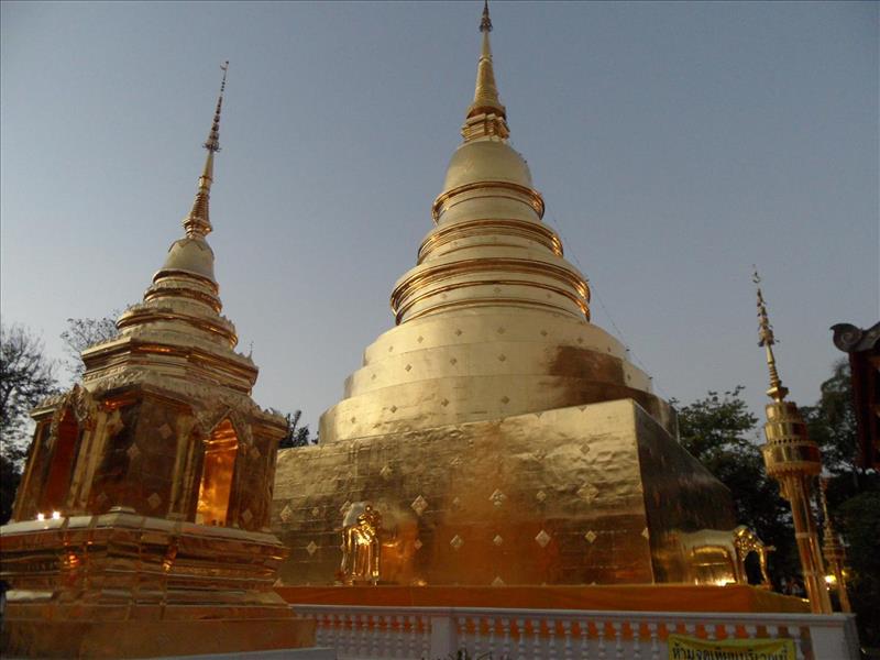 chiang-mai-gold-chedi-stupas-wat-phra-singh-buddhist-temple-thailand