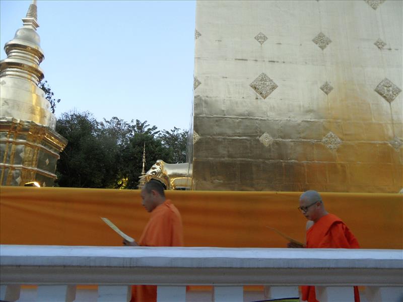 chiang-mai-monks-gold-chedi-stupas-wat-phra-singh-buddhist-temple-thailand