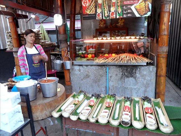 chiang-mai-night-market-thai-food-thailand