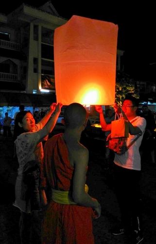 chiang_mai_fire_lantern_wat_buppharam_new_year_eve_thailand