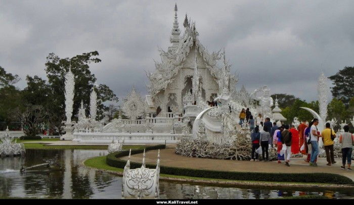 The ornate façade of the white temple in Chiang Rai, Thailand.