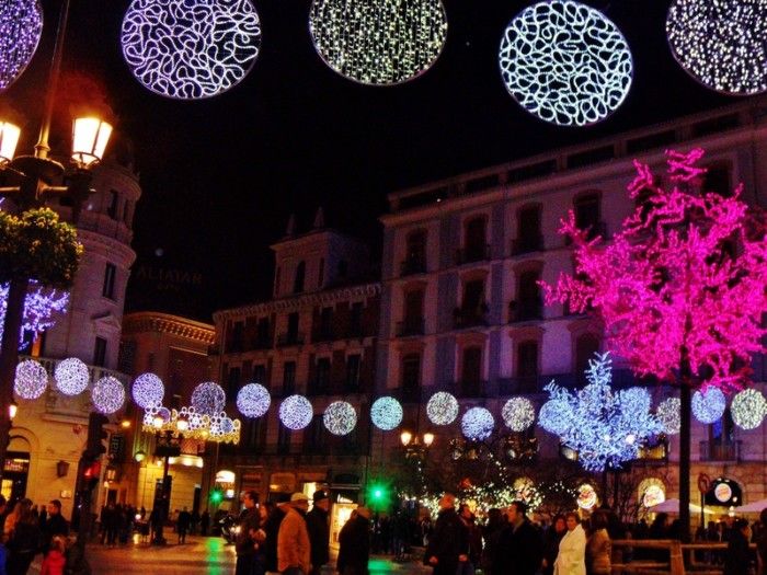 Iluminación navideña en la calle central de Granada.
