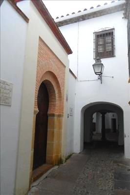Cobbled lane with 2 archways in Córdoba Jewish Quarter.