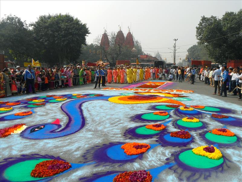 delhi-carpet-of-flowers-hari-krishna-meeting-outside-red-fort-india
