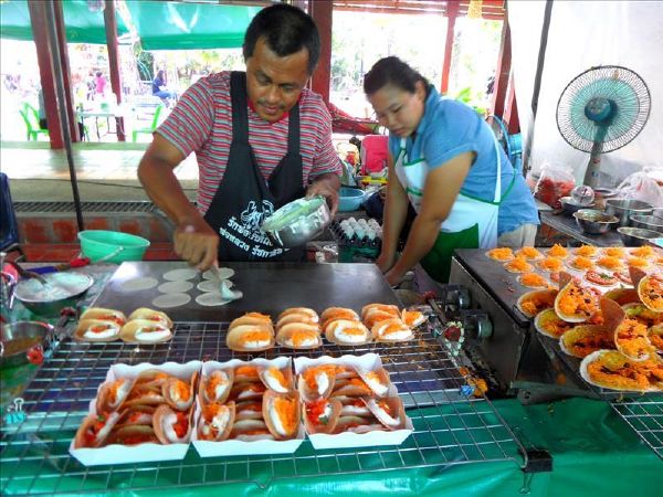 food-stalls-talinchan-floating-market-bangkok-thailand