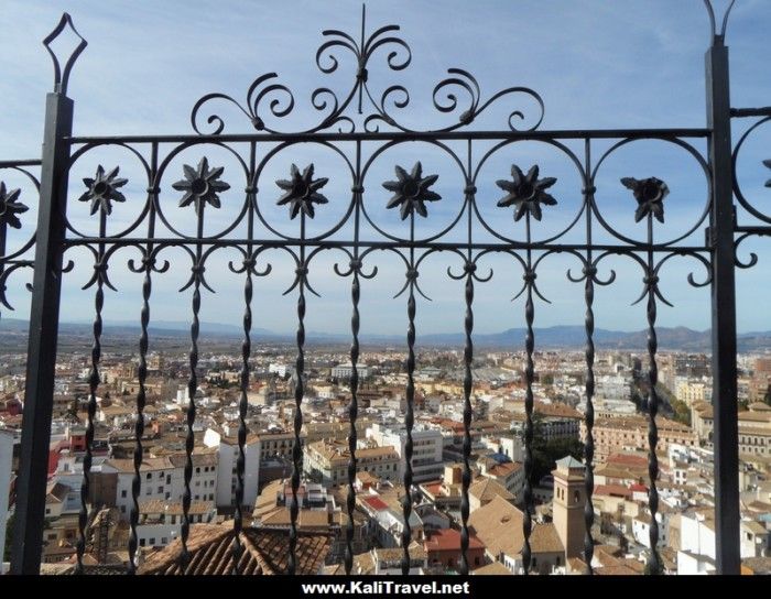 Vistas sobre edificios históricos desde un mirador.