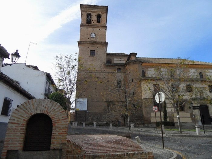 Antiguo aljibe de ladrillos enfrente de la iglesia.