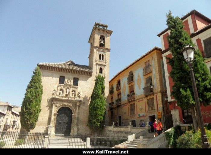 Iglesia con campanario y edificios históricos.