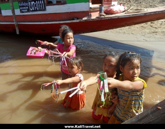 laotian_mekong_river_village_children_thread_bracelets