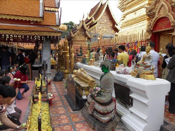 lighting-candles-wat-doi-suthep-temple-chiang-mai-thailand