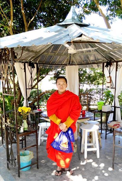 mae-faek-chiang-mai-thailand-buddhist-monk-at-giardino-coffee-garden