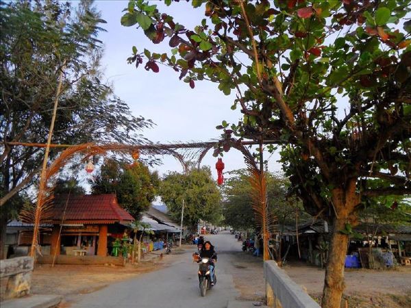mae-faek-rural-chiang-mai-thailand-village-entrance