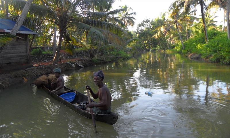 munroe-island-fishermen-kerala-backwaters-india