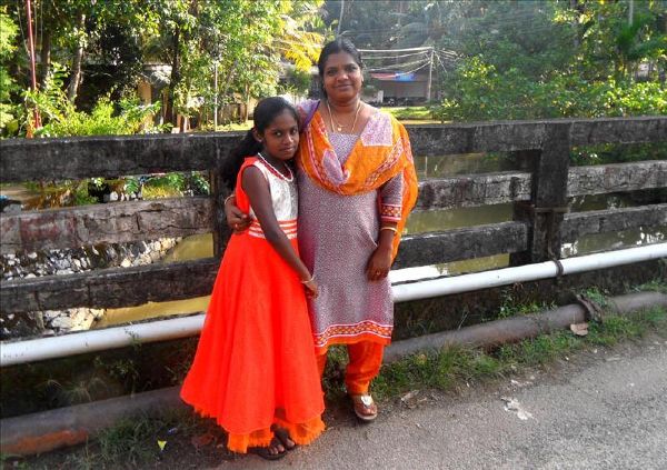 munroe-island-mum-and-daughter-kerala-backwaters-india