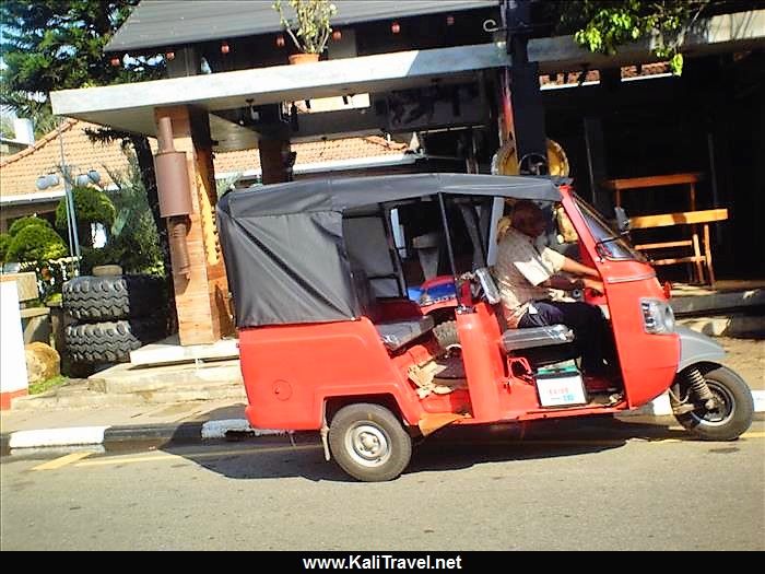 Tuk tuk in a road in Negombo.