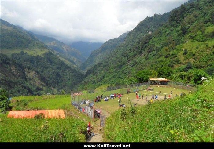 nepal-hill-village-volleyball-game-nepal-annapurrna-hike