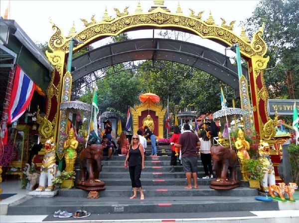 Kali standing on the steps of the Phra Kruba Sivichai shrine.