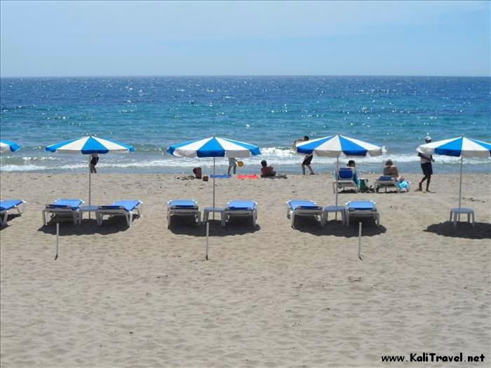 La Playa Central de Villajoyosa, en La Costa Blanca (España).