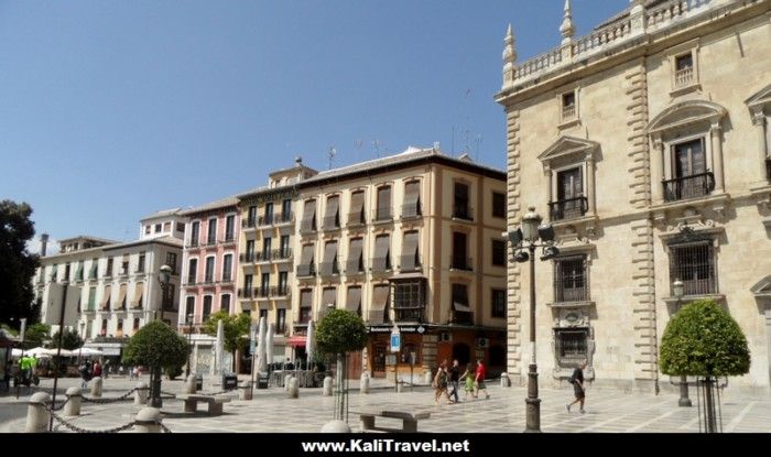 Plaza en Granada con edificios históricos.