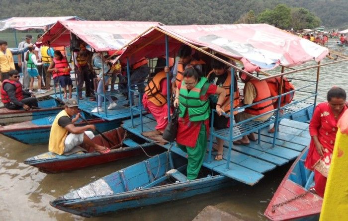 pokhara-phewa-lake-trip-hindu-temple-boat-trip-nepal