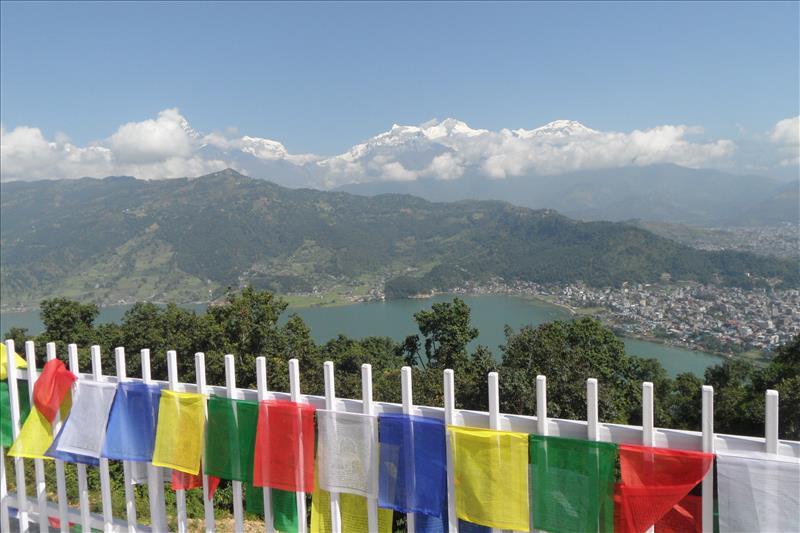 pokhara-vista-de-paz-templo-a-phewa-lago-con-annapurna-montañas-en-el-horizonte-nepal
