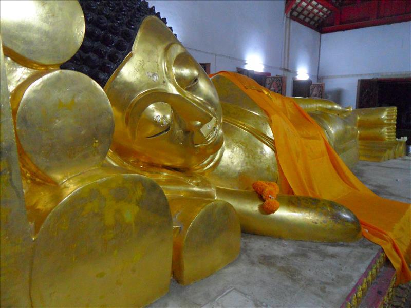 reclining-buddha-chiang-mai-wat-phra-singh-temple-thailand