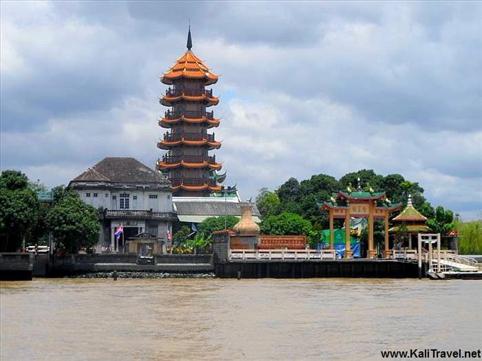 Che Chin Khor Taoist Temple and Pagoda beside the Chao Phraya River, Bangkok.