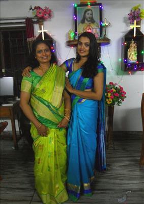 sally-and-onita-beautiful-saris-kochi-kerala-india