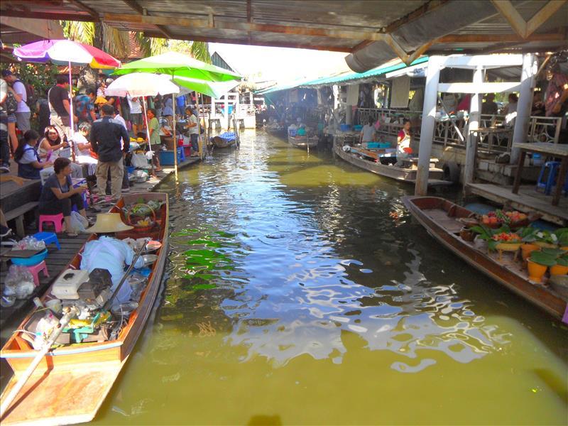 samphan-canoes-talinchan-floating-market-bangkok-thailand
