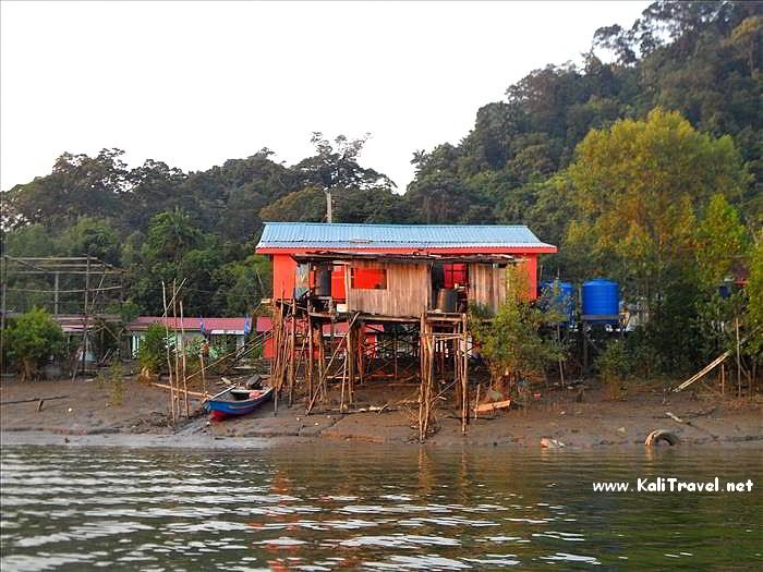 santubong_fisherman_hut_sarawak_borneo