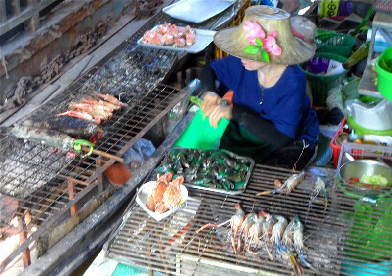 seafood-grill-canoe-talinchan-floating-market-bangkok-thailand