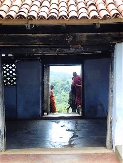 sri_lanka_lankathilaka_viharaya_temple_buddhist_monks_kandy