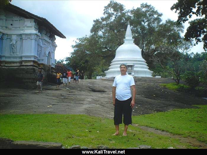 sri_lanka_lankathilaka_viharaya_temple_buddhist_temple_kandy_pagoda