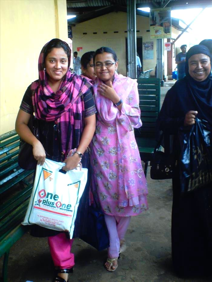 2 Sri Lankan girls at the little station in Rambukkana.