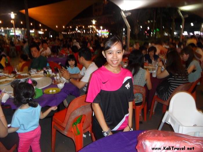 top_spot_food_court_waitress_kuching_sarawak_borneo