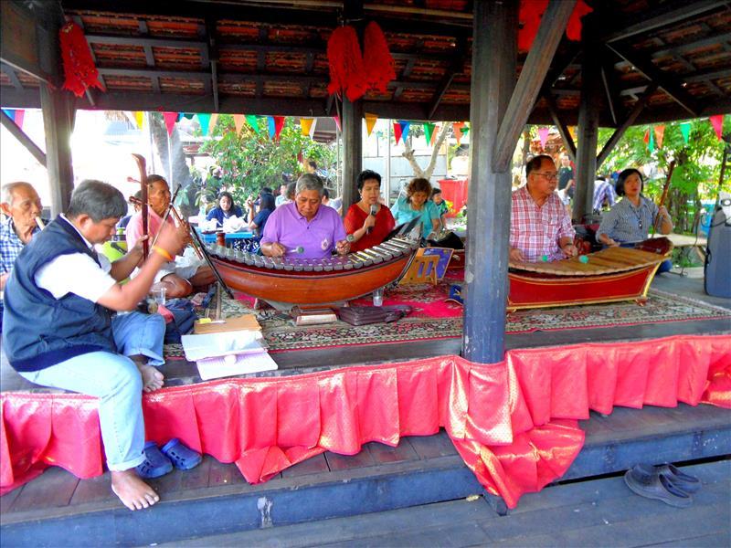 traditional-musicians-talin-chan-floating-market-bangkok-thailand