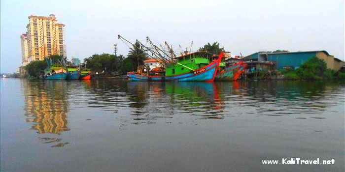 trawlers_kuching_docks_sarawak_river_borneo