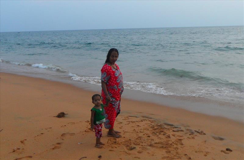 trivandrum-mother-and-daughter-valiyathura-beach-kerala-india