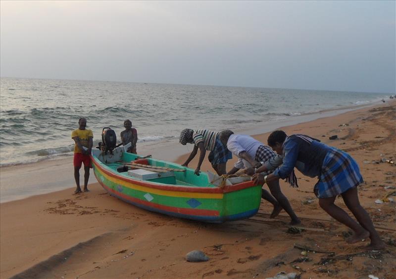 trivandrum-pushing-fishing-boat-out-valiyathura-beach-kerala-india