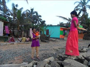 valiyathura-beach-trivandrum-fishermens-family-kerala-india