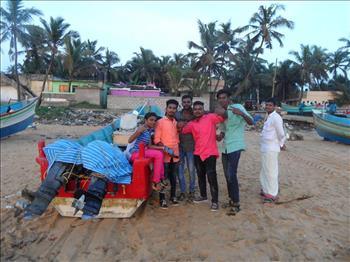 valiyathura-trivandrum-locals-lads-on-beach-kerala-india