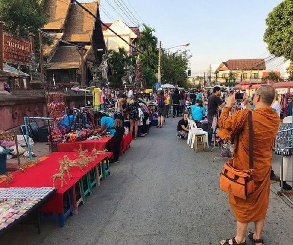 walking_street_market_chiang_mai_new_years_eve_firelanterns